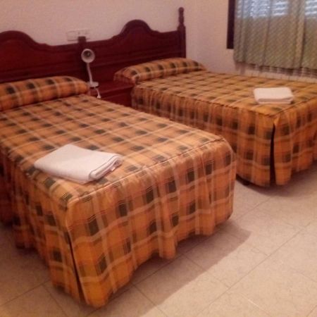 Hostal Restaurante San Millan オリウェラ・デル・トレメダル エクステリア 写真