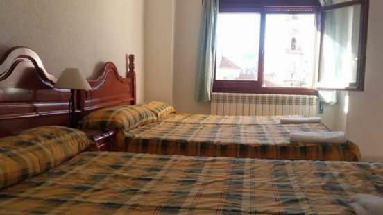 Hostal Restaurante San Millan オリウェラ・デル・トレメダル エクステリア 写真