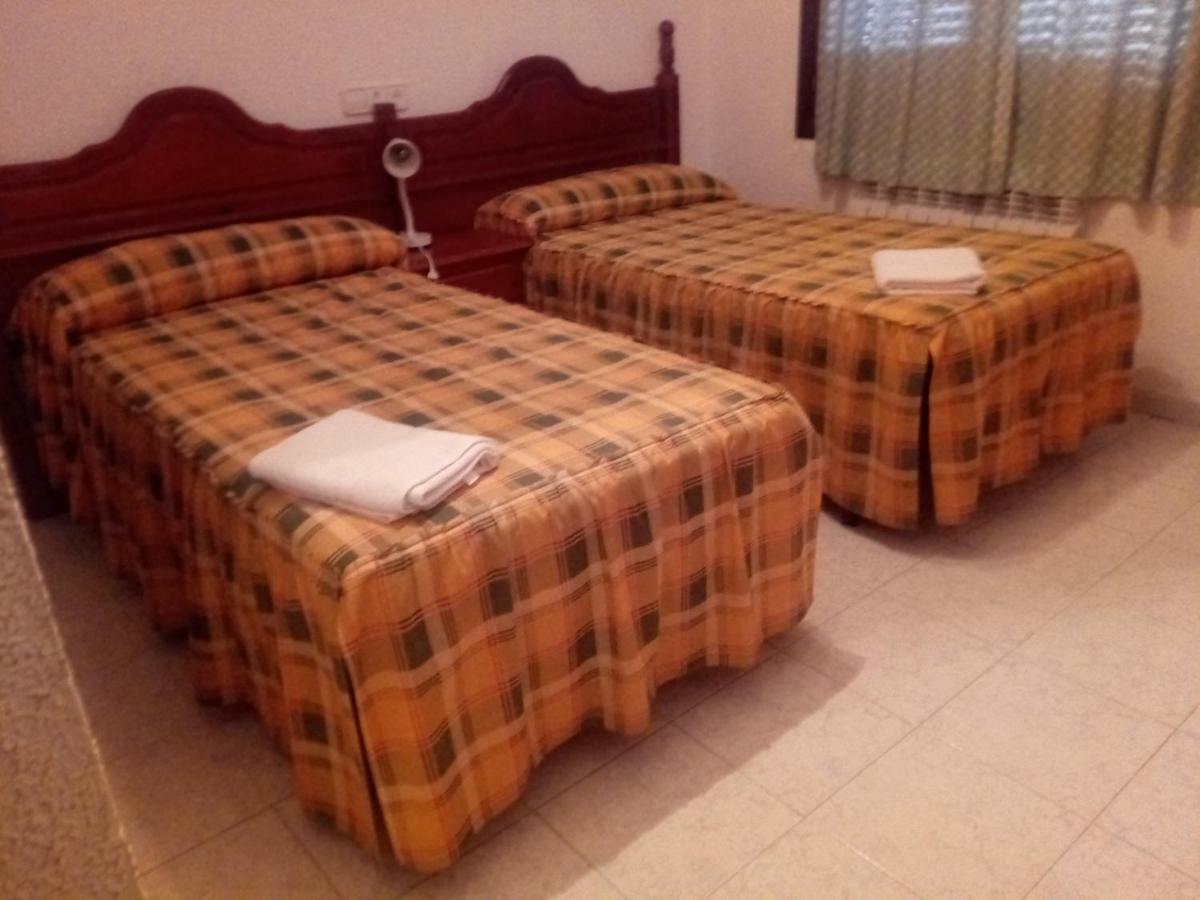 Hostal Restaurante San Millan オリウェラ・デル・トレメダル エクステリア 写真