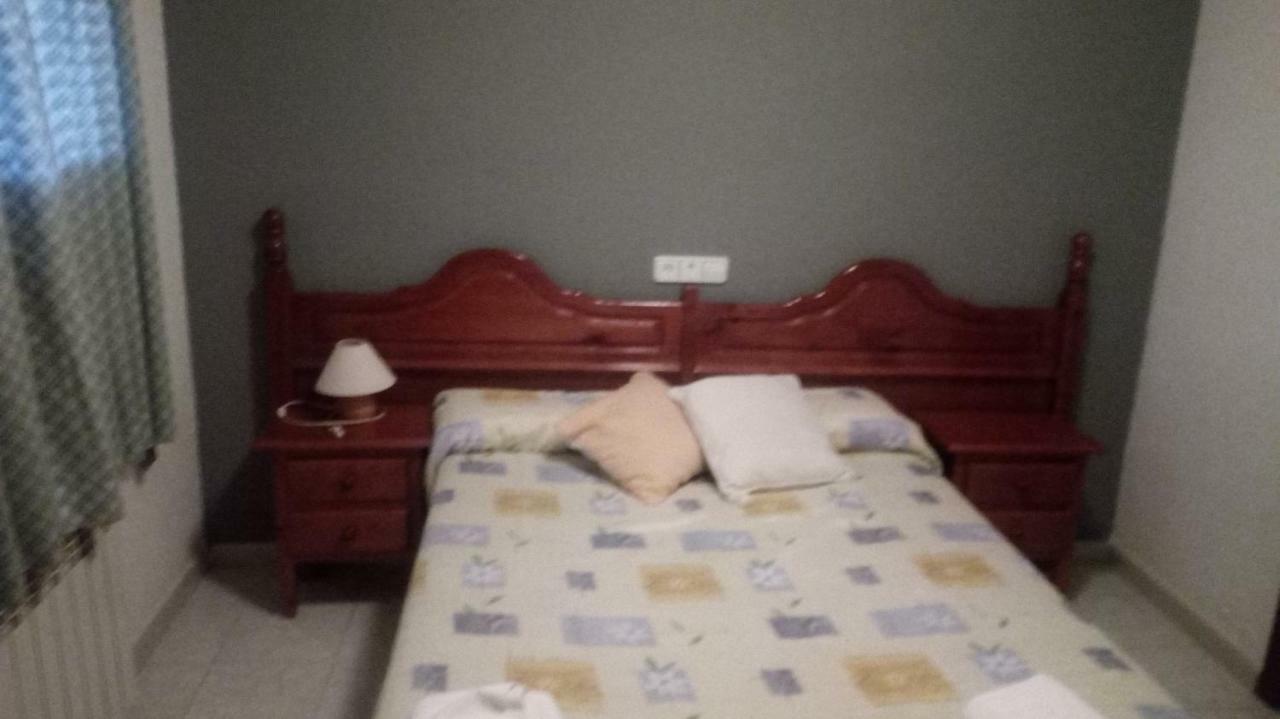 Hostal Restaurante San Millan オリウェラ・デル・トレメダル エクステリア 写真